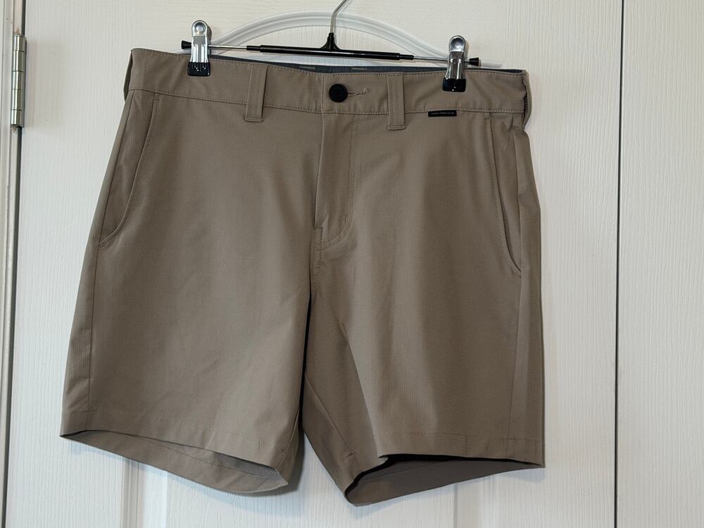 Travis Mathew Men's Beck 5" Sz 30 Khaki Beige Flat Front Golf Performance Chino